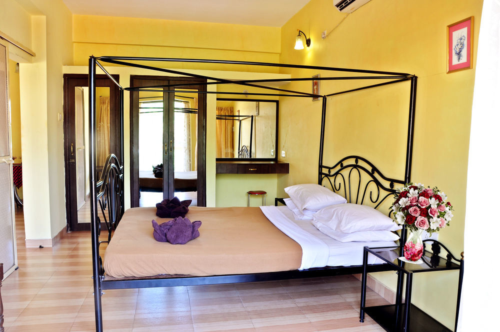 Marina Bay Beach Resort Candolim Exterior foto