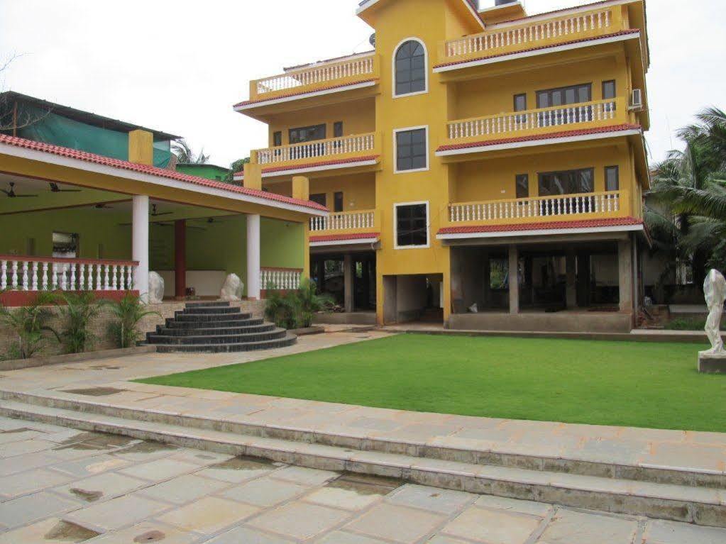 Marina Bay Beach Resort Candolim Exterior foto